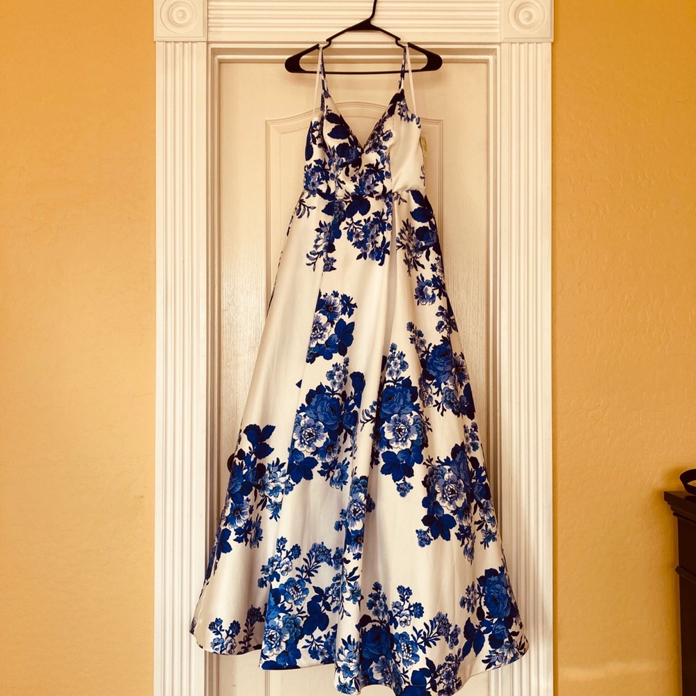 Windsor long white/Blue forms dress with pockets